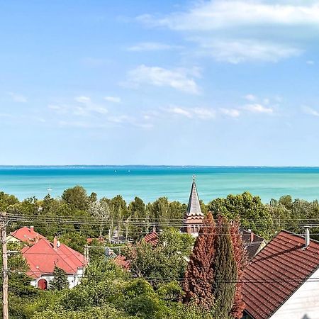 Belvarosi Haz Gyoenyoeru Panoramaval Balatonalmádi Exterior photo
