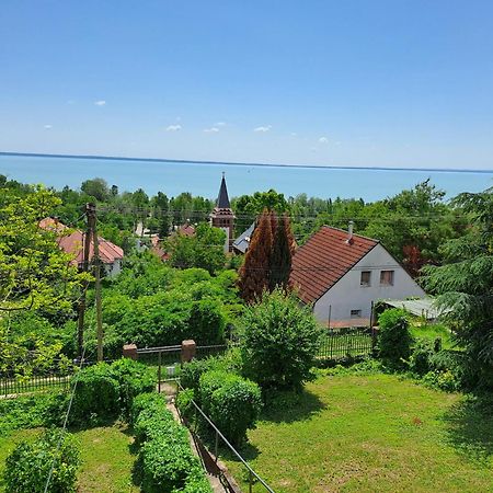 Belvarosi Haz Gyoenyoeru Panoramaval Balatonalmádi Exterior photo