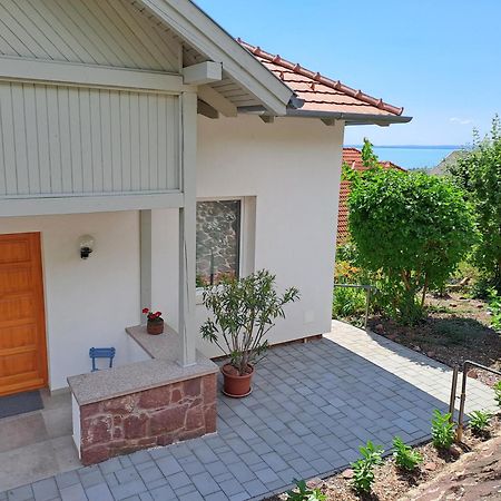 Belvarosi Haz Gyoenyoeru Panoramaval Balatonalmádi Exterior photo