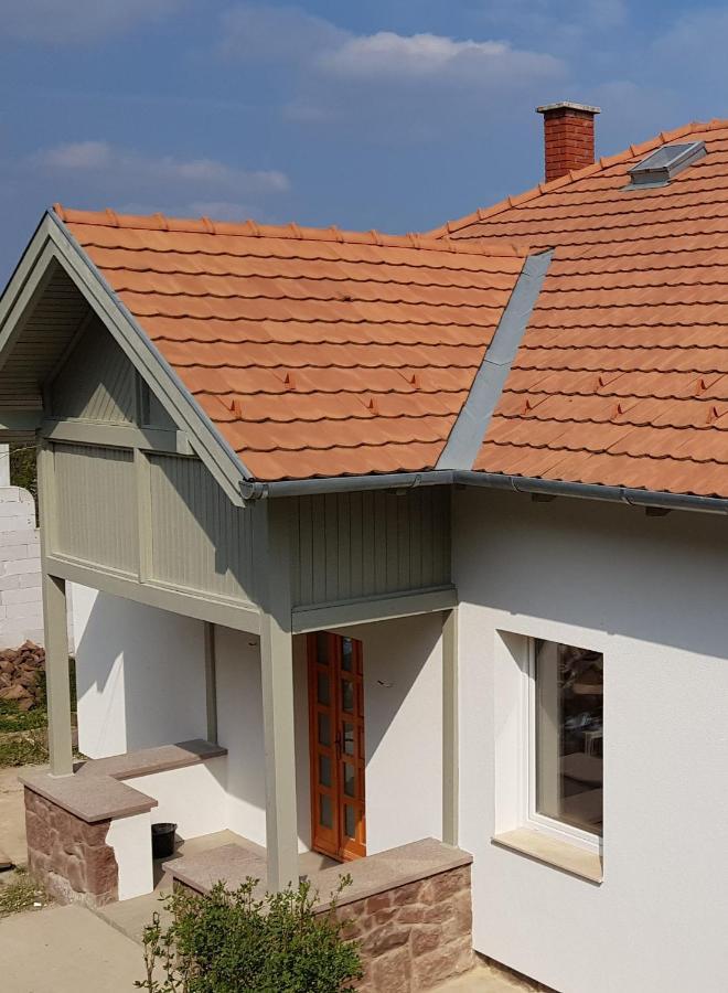 Belvarosi Haz Gyoenyoeru Panoramaval Balatonalmádi Exterior photo