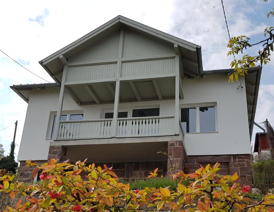 Belvarosi Haz Gyoenyoeru Panoramaval Balatonalmádi Exterior photo