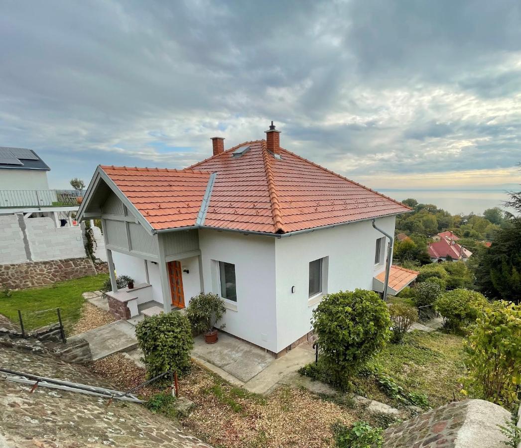 Belvarosi Haz Gyoenyoeru Panoramaval Balatonalmádi Exterior photo