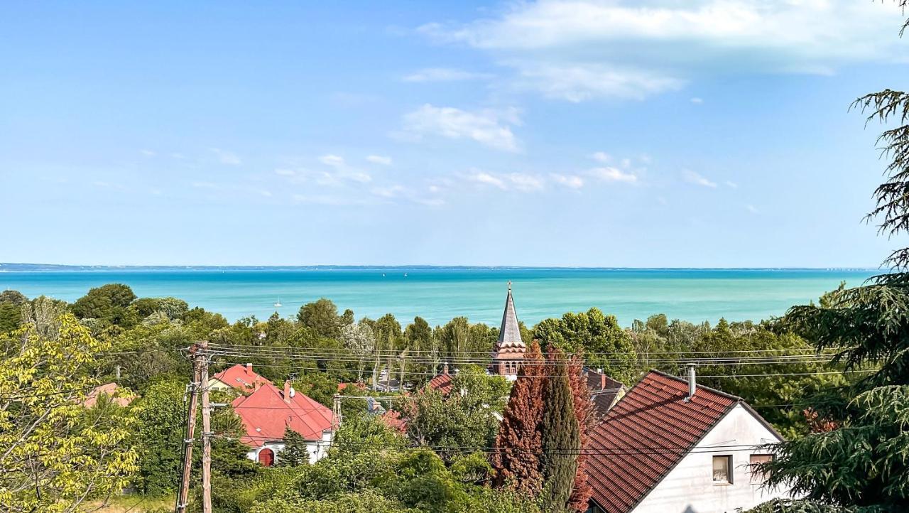 Belvarosi Haz Gyoenyoeru Panoramaval Balatonalmádi Exterior photo