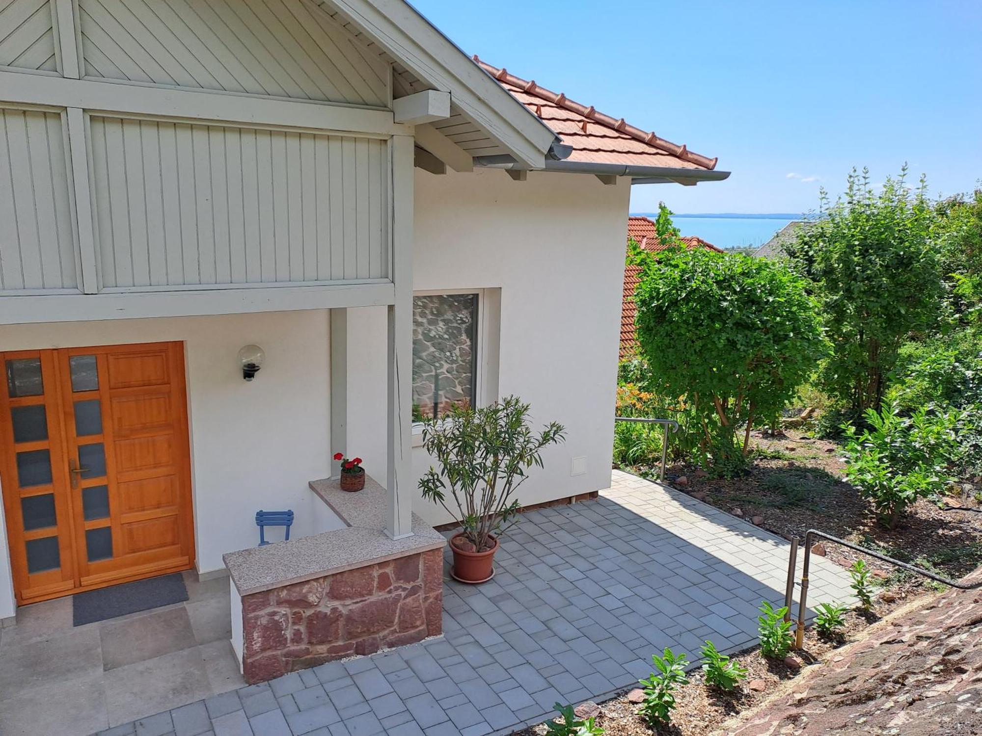 Belvarosi Haz Gyoenyoeru Panoramaval Balatonalmádi Exterior photo